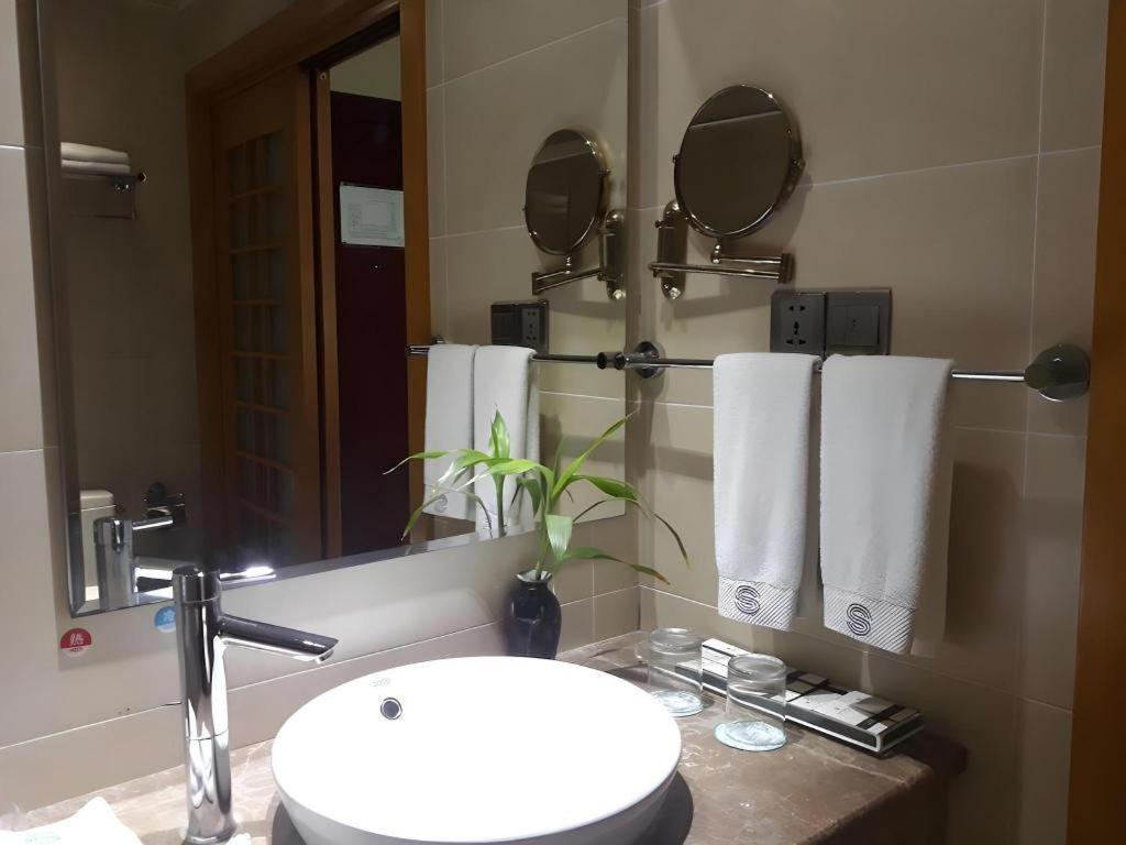 Sanjiang Grand Hotel Vientiane Bagian luar foto